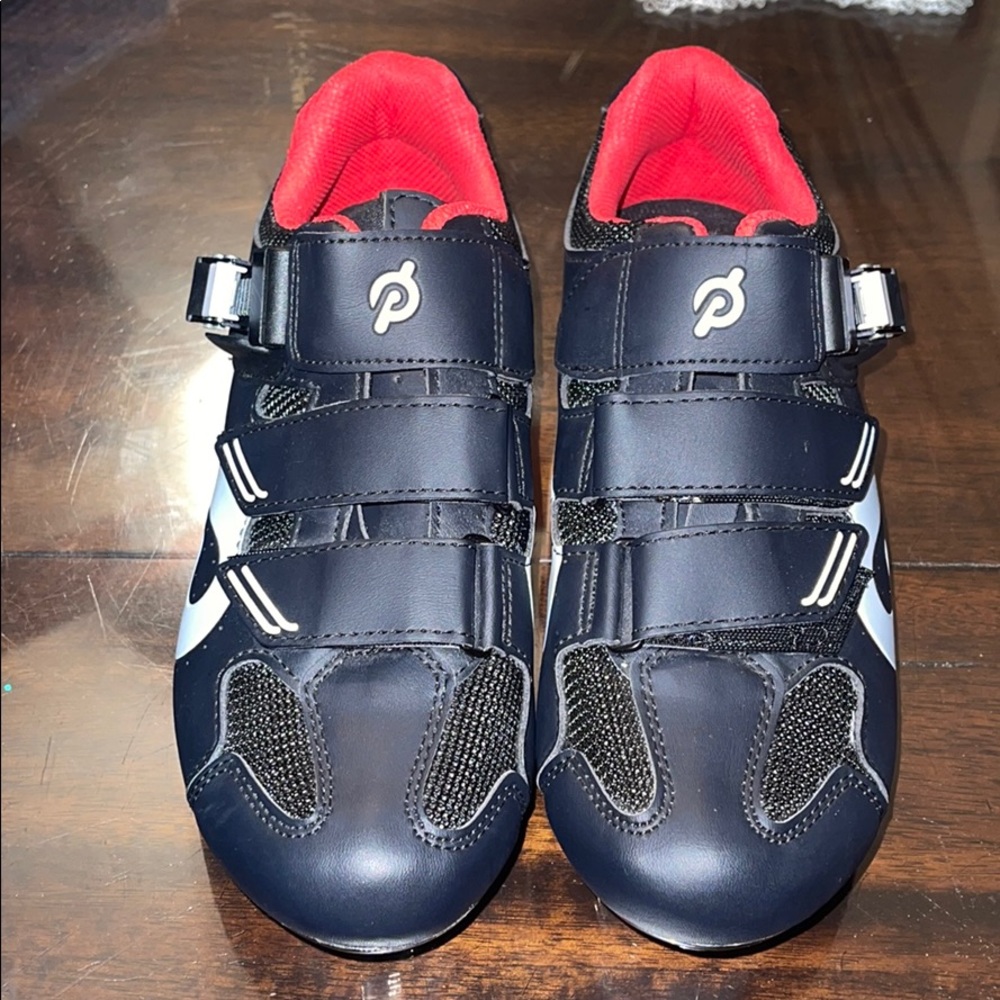 Brand new peloton shoes without clips.